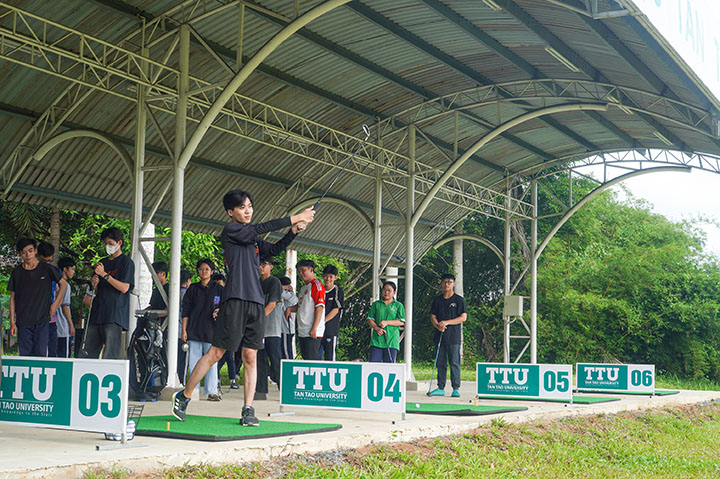 Dai hoc Tan Tao Ngoai khoa
