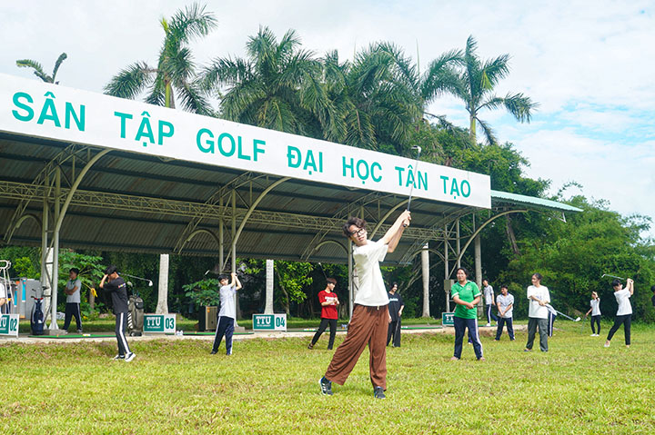 Thử sức bộ môn Golf tại Khoá học UniPrep 6 Sinh vien Dai hoc Tan Tao