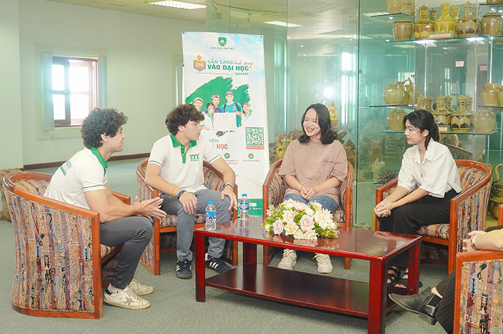 nhung khoanh khac khai giang khoa he uniprep 2024 5