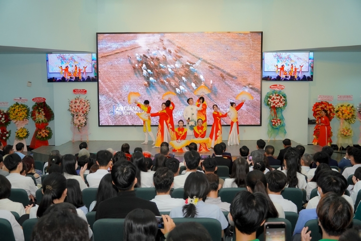 Đại học Tân Tạo chào đón tân sinh viên: Thông điệp truyền cảm hứng cho sự khởi đầu mới 1 Chao don sinh vien Dai hoc Tan Tao