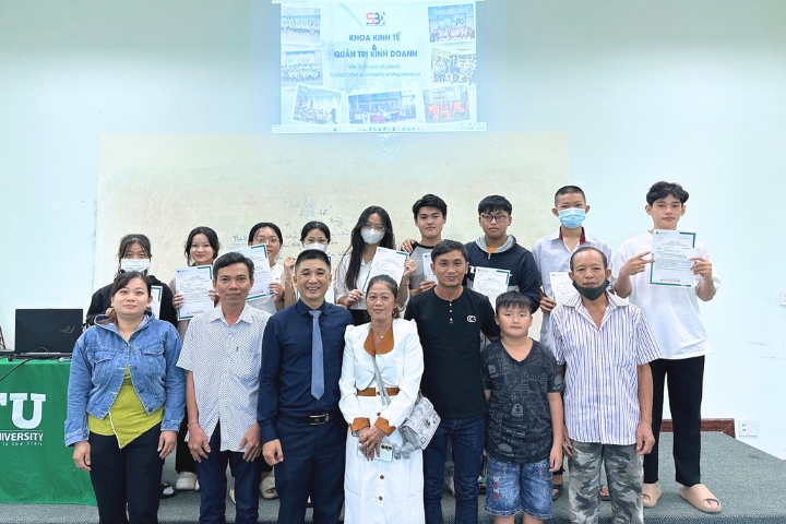 Chương trình Gặp gỡ Lãnh đạo nhà trường và Lãnh đạo Khoa 11 Dai hoc Tan Tao Quan tri kinh doanh