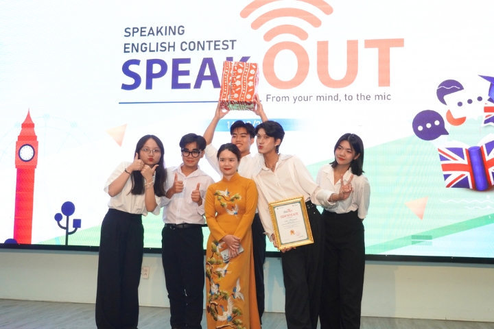 "English Speaking Contest - Speak Out": Marking the journey of personal development 5 Dai hoc Tan Tao Tieng Anh 2