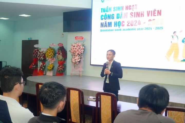 Tân sinh viên cần trang bị gì để bước vào năm học mới? 2 Dai hoc Tan Tao chao don sinh vien 1