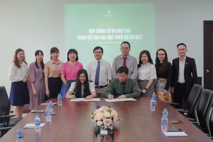Tan Tao University student awarded a Master's scholarship in Biotechnology in South Korea 2 Dai hoc Tan Tao hoc bong 1