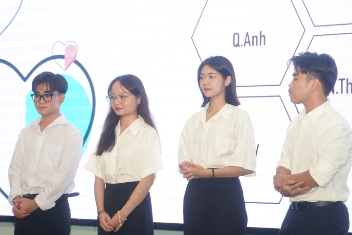 Dai hoc Tan Tao hung bien tieng anh