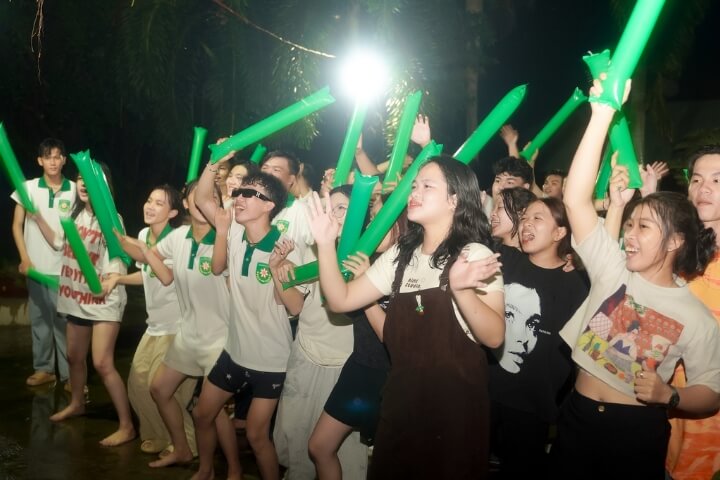 TTUers burn it up at the epic Pool Party 2 Dai hoc Tan Tao sinh vien 3