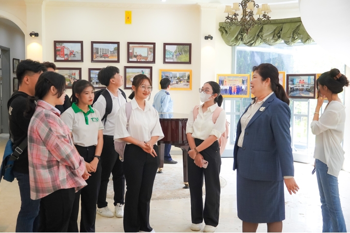 Hành trình khơi dậy niềm tự hào và Giá trị văn hóa của Tân sinh viên TTU 7 Dai hoc Tan Tao sinh vien tham quan
