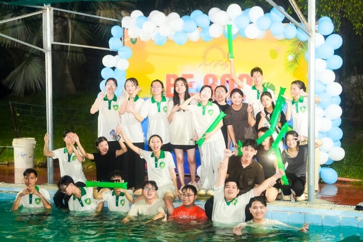TTUers burn it up at the epic Pool Party 1 Dai hoc Tan Tao su kien