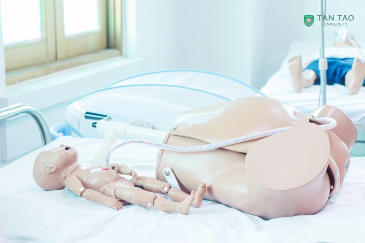 Investing in modern facilities for Medical training 5 Dai hoc Tan Tao thuc hanh