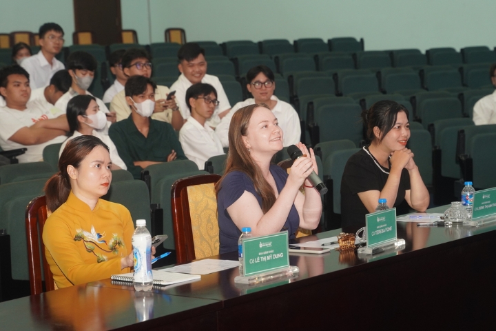 "English Speaking Contest - Speak Out": Marking the journey of personal development 4 Dai hoc Tan Tao tieng anh1