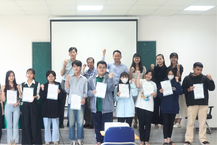 Chương trình Gặp gỡ Lãnh đạo nhà trường và Lãnh đạo Khoa 9 Khoa Ngon ngu Dai hoc Tan Tao