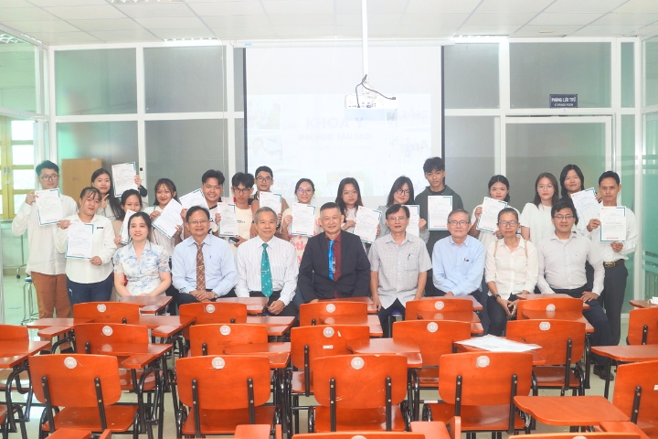 Chương trình Gặp gỡ Lãnh đạo nhà trường và Lãnh đạo Khoa 8 Khoa Y Dai hoc Tan Tao 1