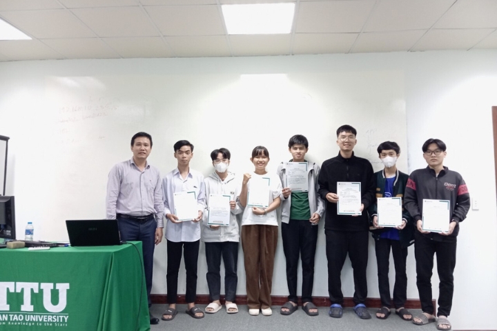Chương trình Gặp gỡ Lãnh đạo nhà trường và Lãnh đạo Khoa 10 Khoa hoc may tinh Dai hoc Tan Tao