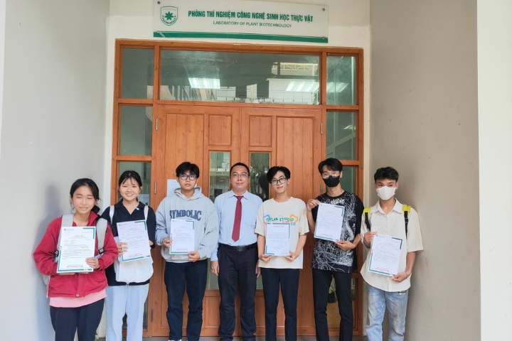 Chương trình Gặp gỡ Lãnh đạo nhà trường và Lãnh đạo Khoa 12 Nganh Cong nghe sinh hoc Dai hoc Tan Tao