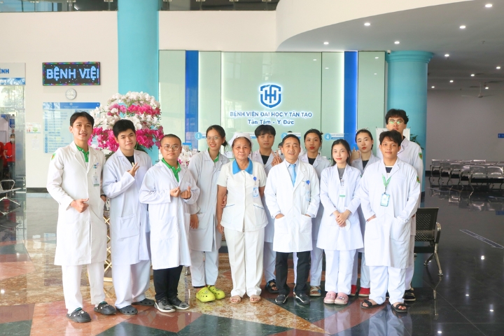 Hospital-University Model: Opportunity for Medical students to gain clinical experience from the first year 2 Sinh vien thuc tap lam sang Dai hoc Tan Tao