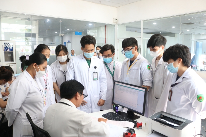 Hospital-University Model: Opportunity for Medical students to gain clinical experience from the first year 6 Truong Dai hoc Tan Tao thuc tap lam sang
