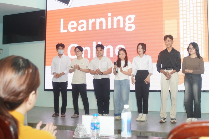 "English Speaking Contest - Speak Out": Marking the journey of personal development 9 Uniprep Dai hoc Tan Tao