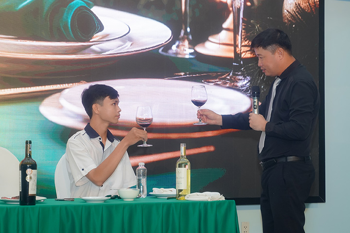 sinh vien dai hoc tan tao thuc hanh giao tiep
