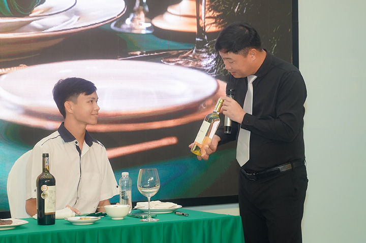 sinh vien thuc hanh giao tiep dai hoc tan tao