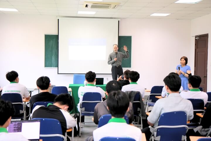 Ứng dụng GenAI: Nâng cao năng lực học tập và làm việc cho sinh viên 4 Dai hoc Tan Tao Cong nghe thong tin