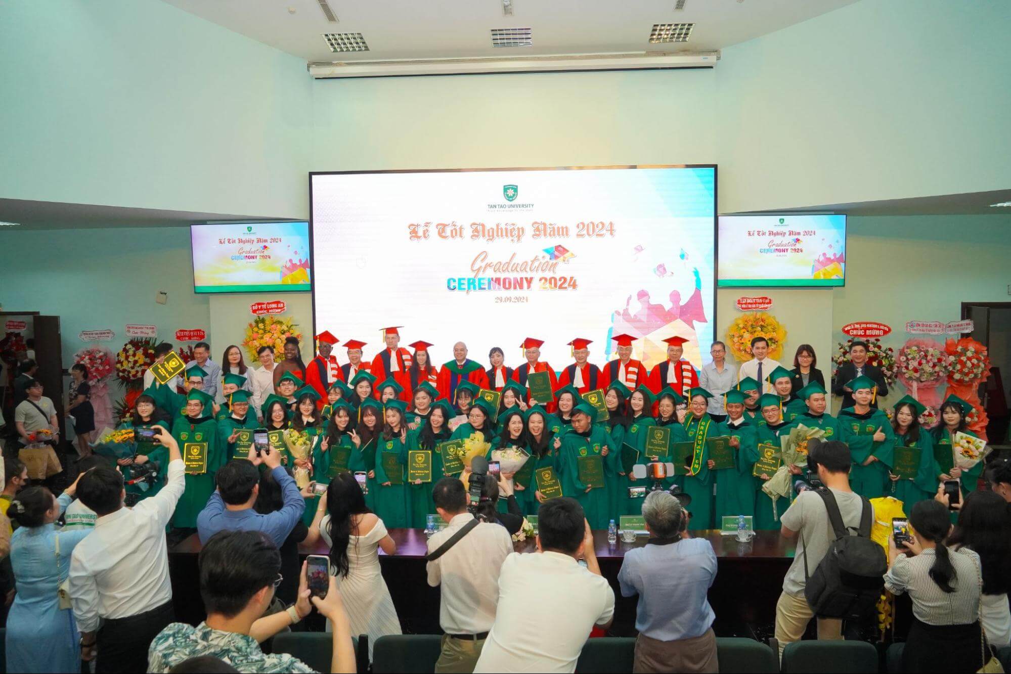 Trường Đại học Tân Tạo trao bằng tốt nghiệp cho 62 tân bác sĩ, cử nhân năm 2024 1 Le tot nghiep 2024 Dai hoc Tan Tao