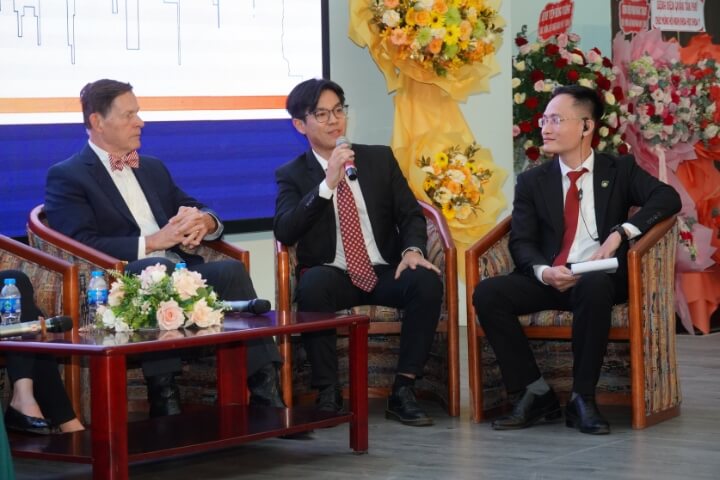 Seminar on "USMLE and Medical Education in the U.S. for Vietnamese Students and Doctors" 6 Sinh vien Dai hoc Tan Tao 2