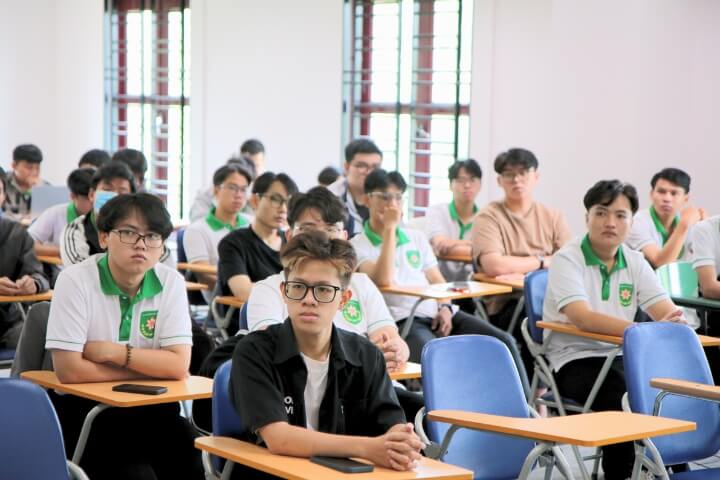 Ứng dụng GenAI: Nâng cao năng lực học tập và làm việc cho sinh viên 5 Sinh vien Dai hoc Tan Tao 3