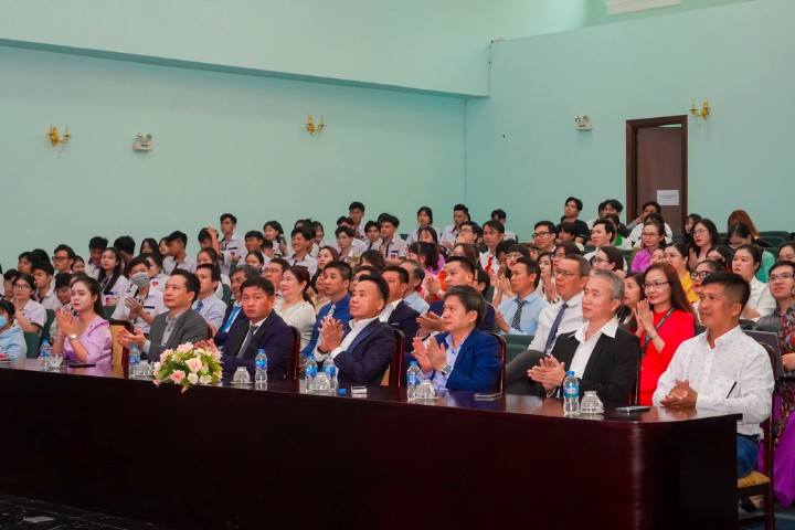 Tan Tao University Celebrates the 42nd Anniversary of Vietnamese Teachers' Day 2 Dai hoc Tan Tao Ngay nha giao Viet Nam