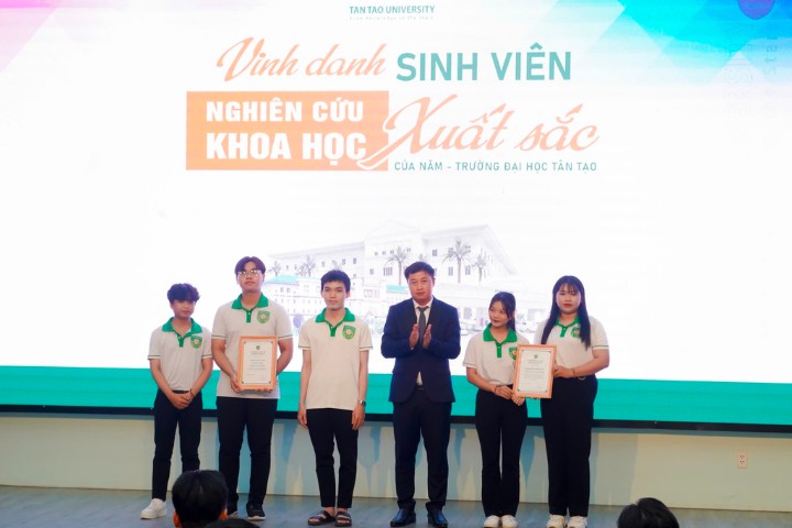 Trường Đại học Tân Tạo tổ chức Lễ kỷ niệm 42 năm ngày Nhà giáo Việt Nam 4 Dai hoc Tan Tao sinh vien 2