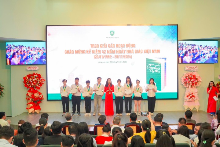 Tan Tao University Celebrates the 42nd Anniversary of Vietnamese Teachers' Day 4 Sinh vien Dai hoc Tan Tao 4