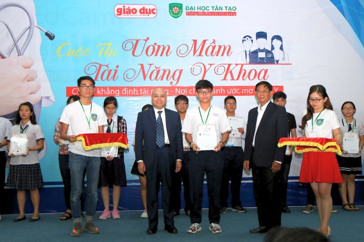 An Opportunity to Explore Medical Knowledge for High School Students Nationwide 3 uom mam tai nang y Khoa