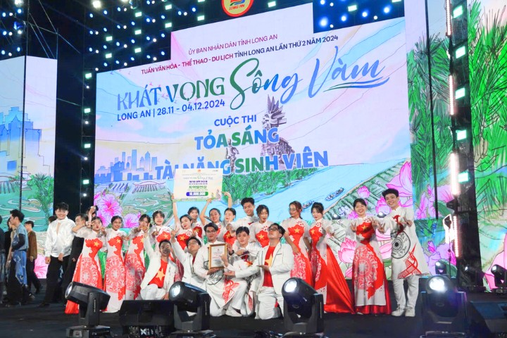 Tan Tao University Wins Award at the “Shining Student Talents” Competition 4 Dai hoc Tan Tao CLB Am nhac
