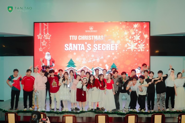 "Santa’s Secret": A Meaningful Christmas Season at TTU 9 Dai hoc Tan Tao sinh vien