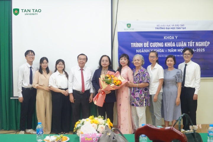 Medical students present their graduation thesis proposals 2 Giang vien Dai hoc Tan Tao 1