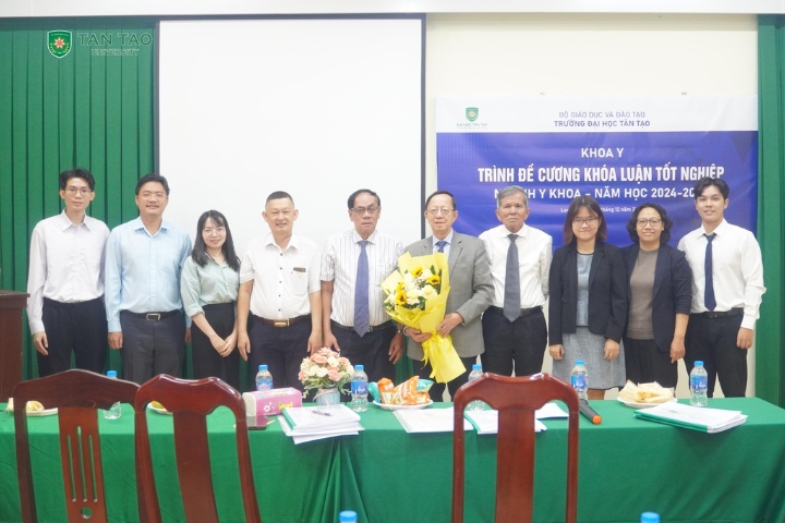 Medical students present their graduation thesis proposals 3 Giang vien Khoa Y Dai hoc Tan Tao1