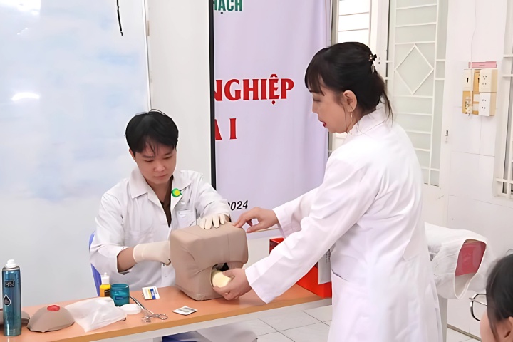 Sinh viên Y khoa TTU thuyết trình chuyên đề và thực hành trên mô hình Bộ môn Sản 4 Giang vien Khoa Y Truong Dai hoc Tan Tao
