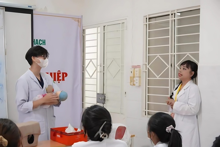Sinh viên Y khoa TTU thuyết trình chuyên đề và thực hành trên mô hình Bộ môn Sản 1 Khoa Y Dai hoc Tan Tao 1