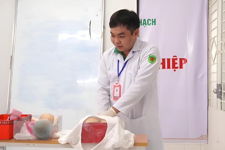 Sinh viên Y khoa TTU thuyết trình chuyên đề và thực hành trên mô hình Bộ môn Sản 2 Khoa Y Truong Dai hoc Tan Tao