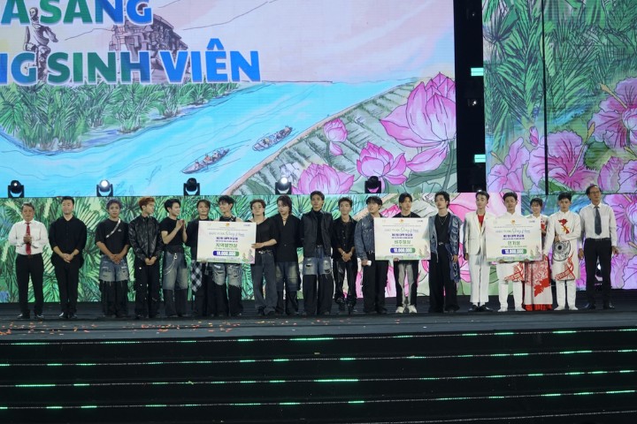 Tan Tao University Wins Award at the “Shining Student Talents” Competition 3 Sinh vien Dai hoc Tan Tao