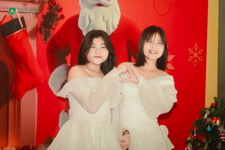 "Santa’s Secret": A Meaningful Christmas Season at TTU 4 Sinh vien Truong Dai hoc Tan Tao