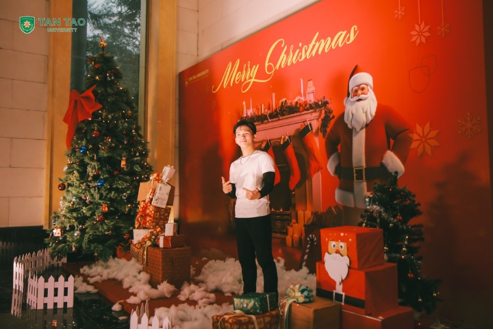 Recap: 2024 Christmas Program “Santa’s Secret” 2 Sinh vien truong Dai hoc Tan Tao1
