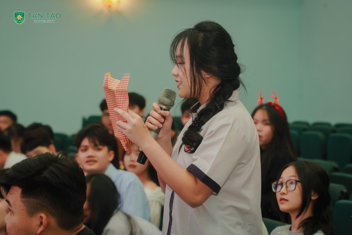 "Santa’s Secret": A Meaningful Christmas Season at TTU 7 Truong Dai hoc Tan Tao sinh vien