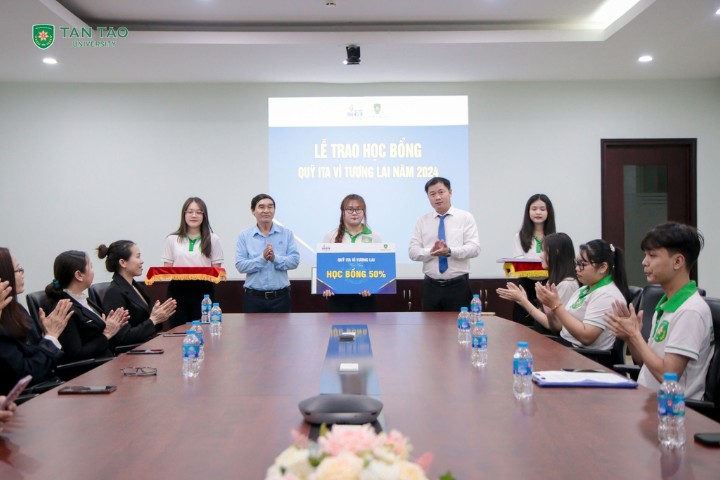 ITA “For the Future” Scholarship Award Ceremony: A Journey of Knowledge and Aspiration 1 trao hoc bong truong dai hoc tan tao