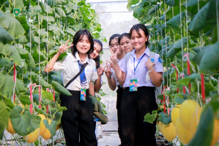 "A Day as a TTU Student" for 12th-Grade Students of Vo Van Tan High School 3 Dai hoc Tan Tao Cong nghe sinh hoc