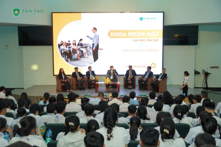 "A Day as a TTU Student" for 12th-Grade Students of Vo Van Tan High School 8 Dai hoc Tan Tao Open house