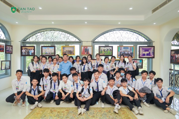 "A Day as a TTU Student" for 12th-Grade Students of Vo Van Tan High School 5 Dai hoc Tan Tao hoc sinh