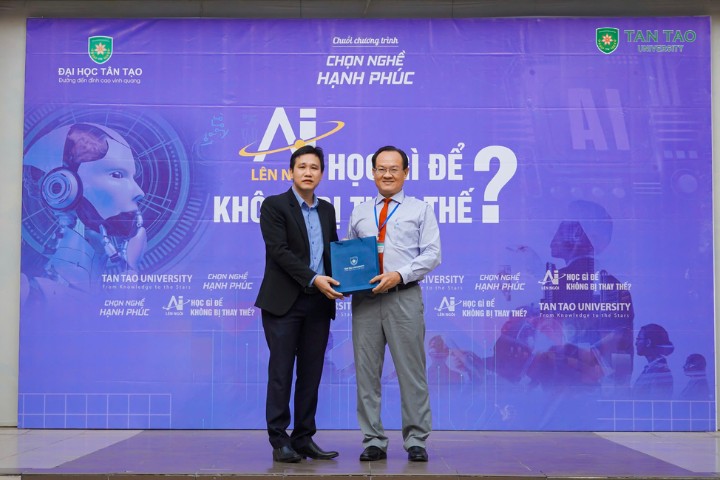 Grade 12 Students Choose Careers in the AI Era 6 Hoc bong Truong Dai hoc Tan Tao