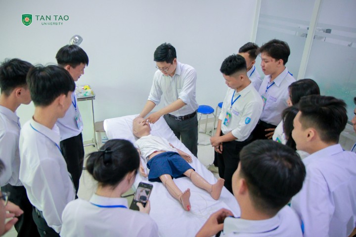 "A Day as a TTU Student" for 12th-Grade Students of Vo Van Tan High School 1 Khoa Y Dai hoc Tan Tao 1