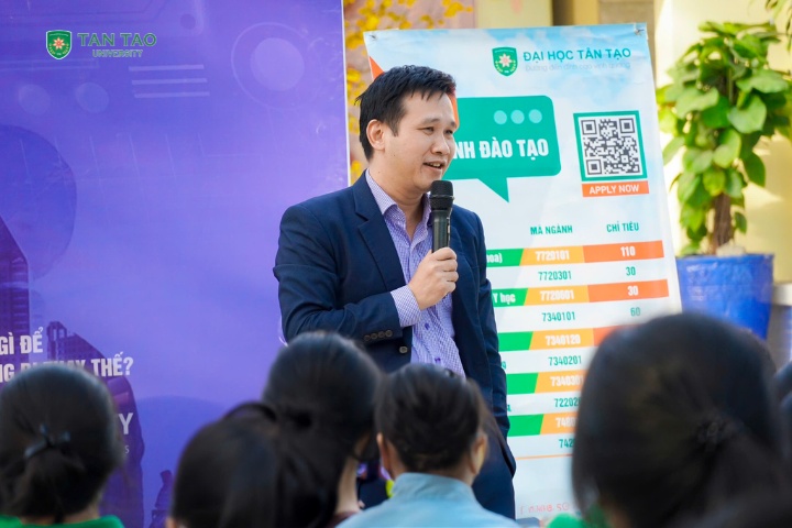 The Explosion of AI Technology: What Are Long An Students Preparing for the Future? 4 TS Cao Tien Dung Dai hoc Tan Tao