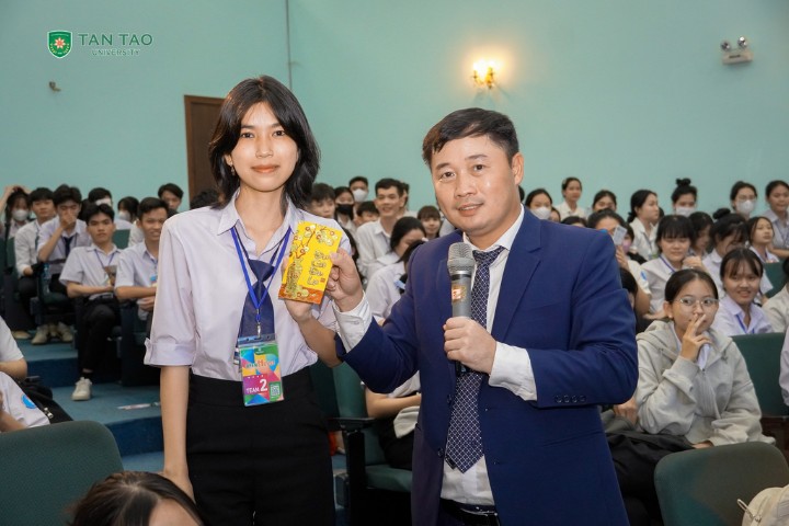 "A Day as a TTU Student" for 12th-Grade Students of Vo Van Tan High School 7 TS Nguyen Mai Lam Dai hoc Tan Tao 1